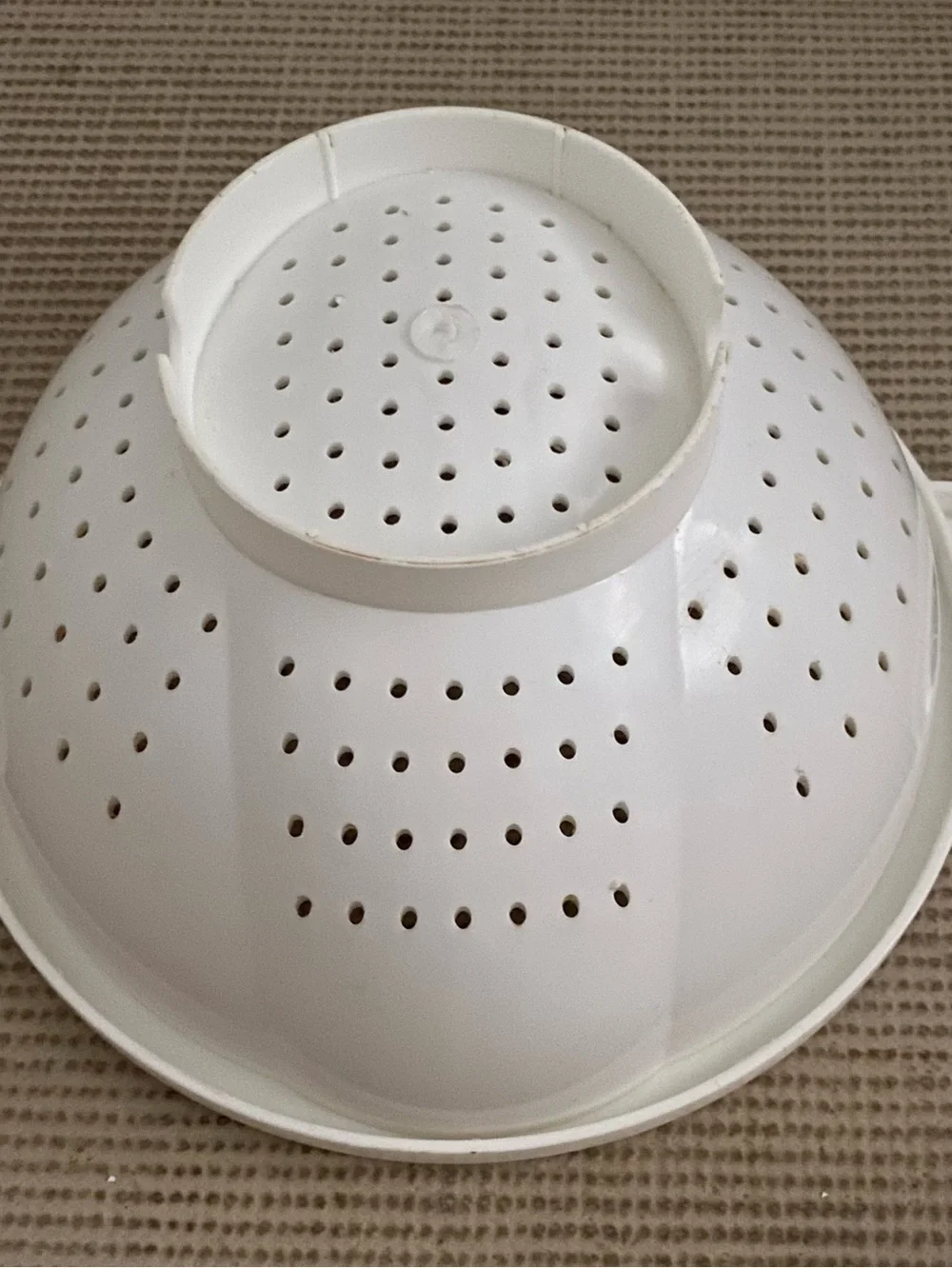 White Plastic Large Colander w/ Handles, Reusable Stain Resistant. 12 inches.